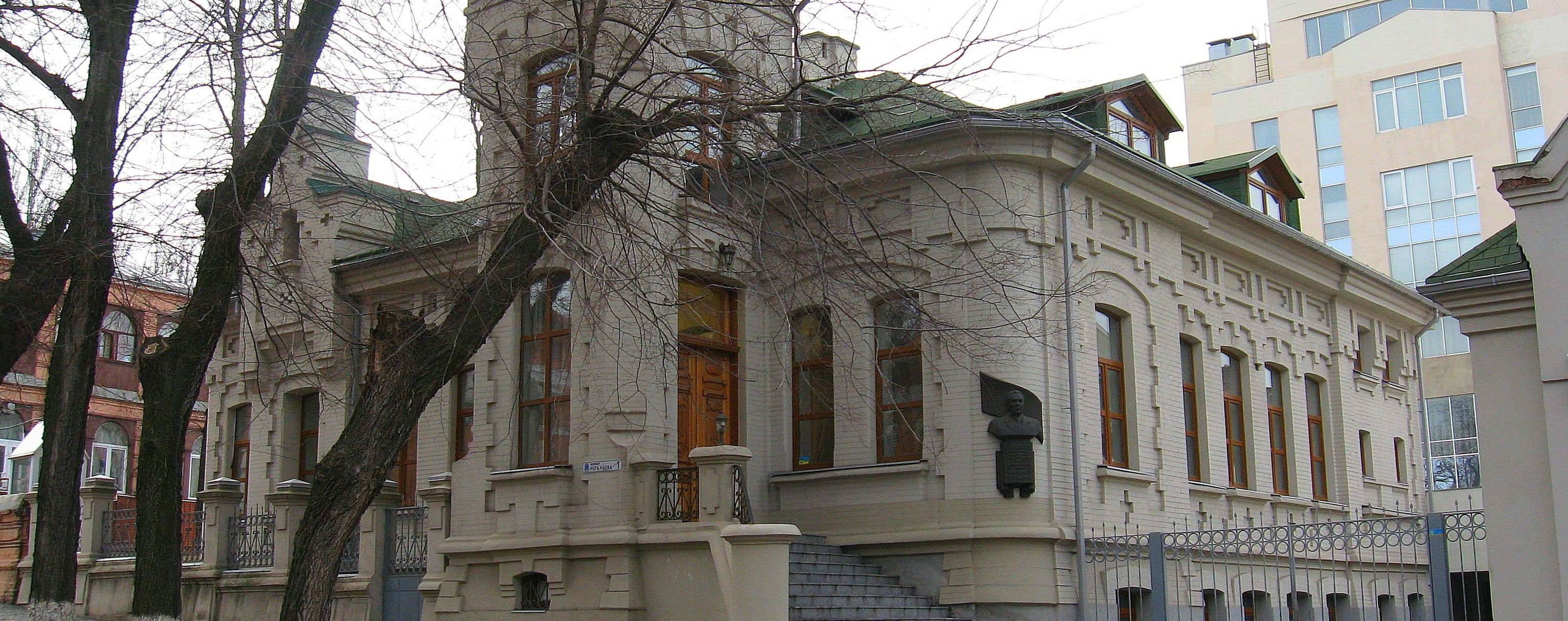"ПриватБанк" виставив на аукціон "будинок Брежнєва" у Дніпрі