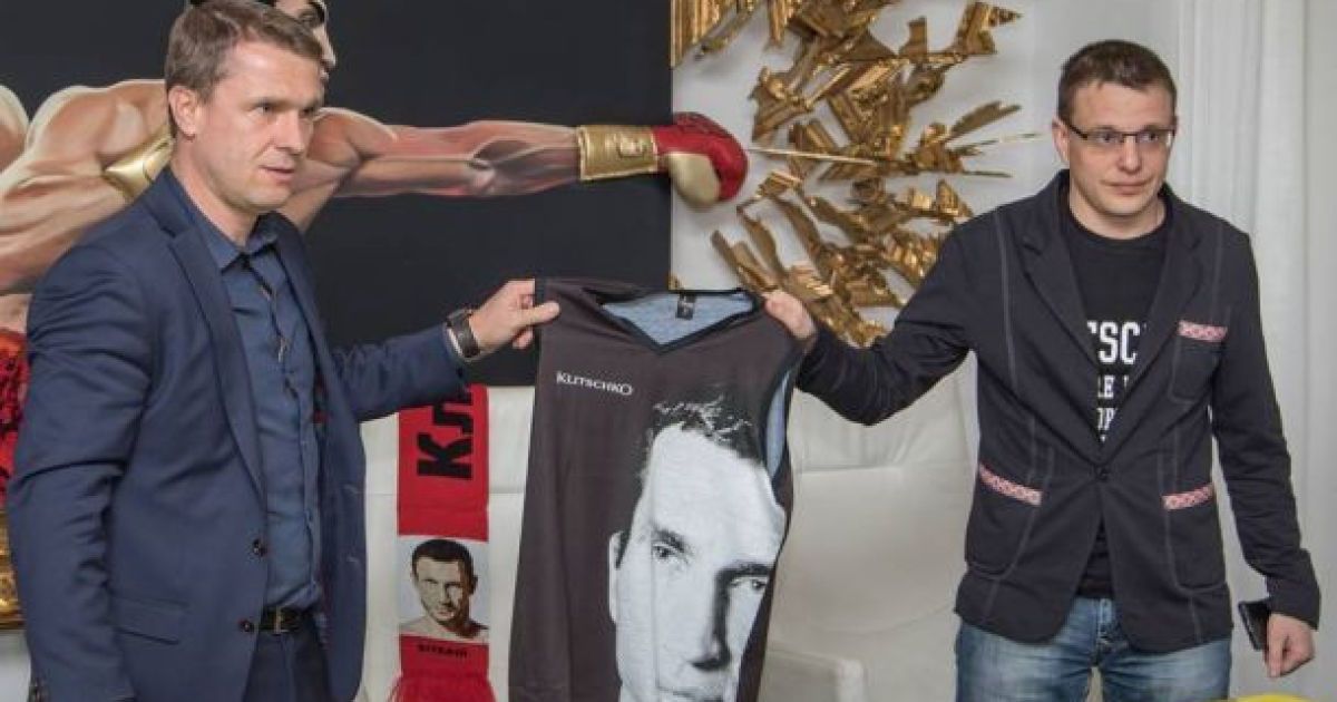 Ребров подписал флаг для Кличко перед боем с Джошуа