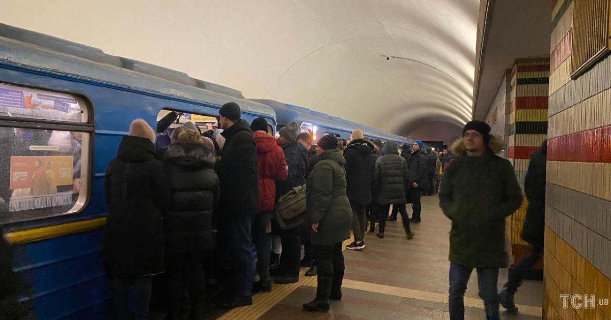 Утром у метро Киева произошел сбой, образовалась давка: что произошло (фото)