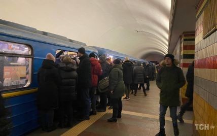 В Киеве без света 30% жителей, движение по красной ветке метро осуществляется от "Академгородка" до "Арсенальной"