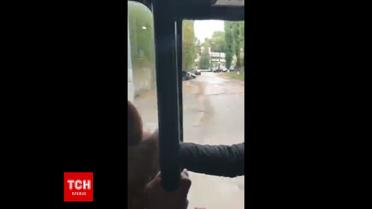В Киеве маршрутка ехала с открытой дверью