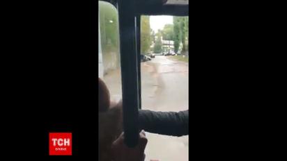 У Києві маршрутка їхала з відчиненими дверима