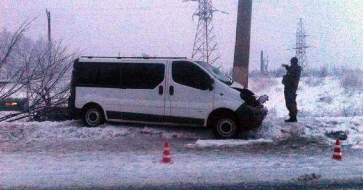 На Донеччині мікроавтобус вилетів із засніженої дороги і протаранив стовп, постраждали 7 людей