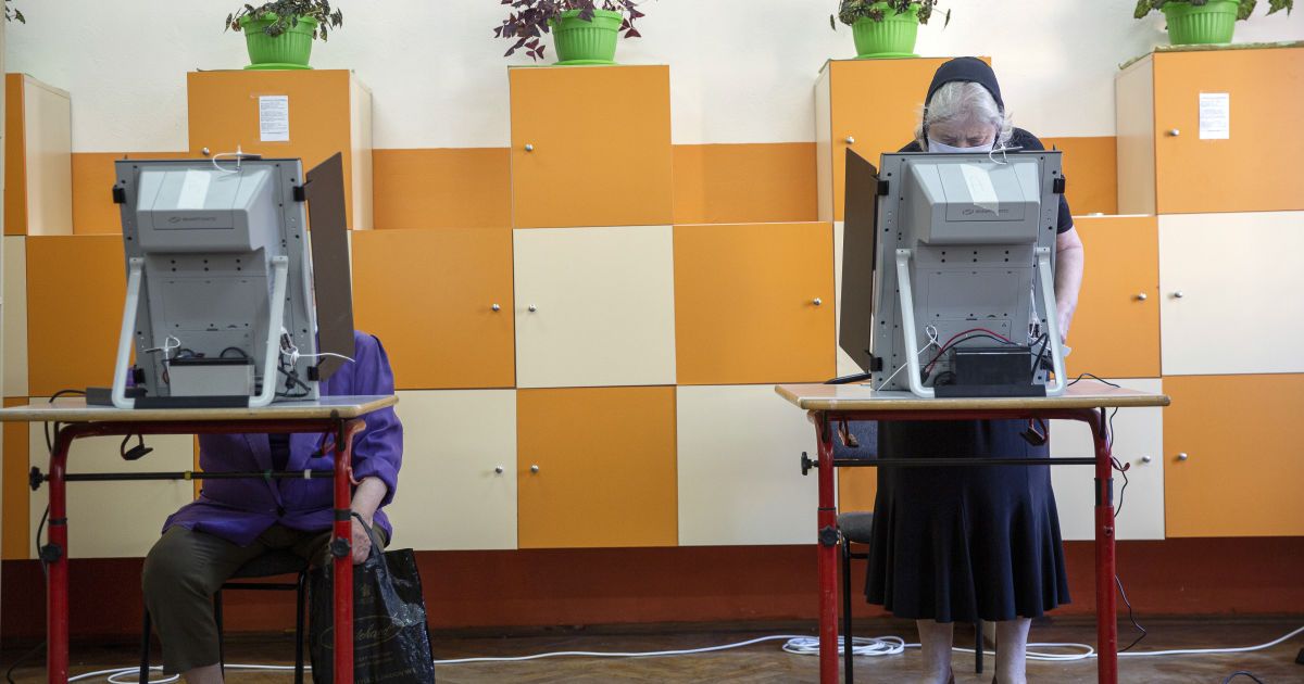 Парламентские выборы в Болгарии: победила партия телеведущего и певца