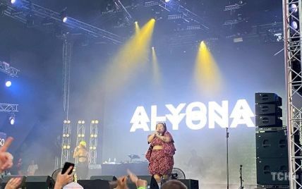 В леопардовом пижамном костюме: alyona alyona раскачали публику на Atlas Weekend