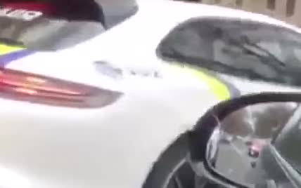 Видео с "полицейским" Porsche Panamera взорвало Сеть