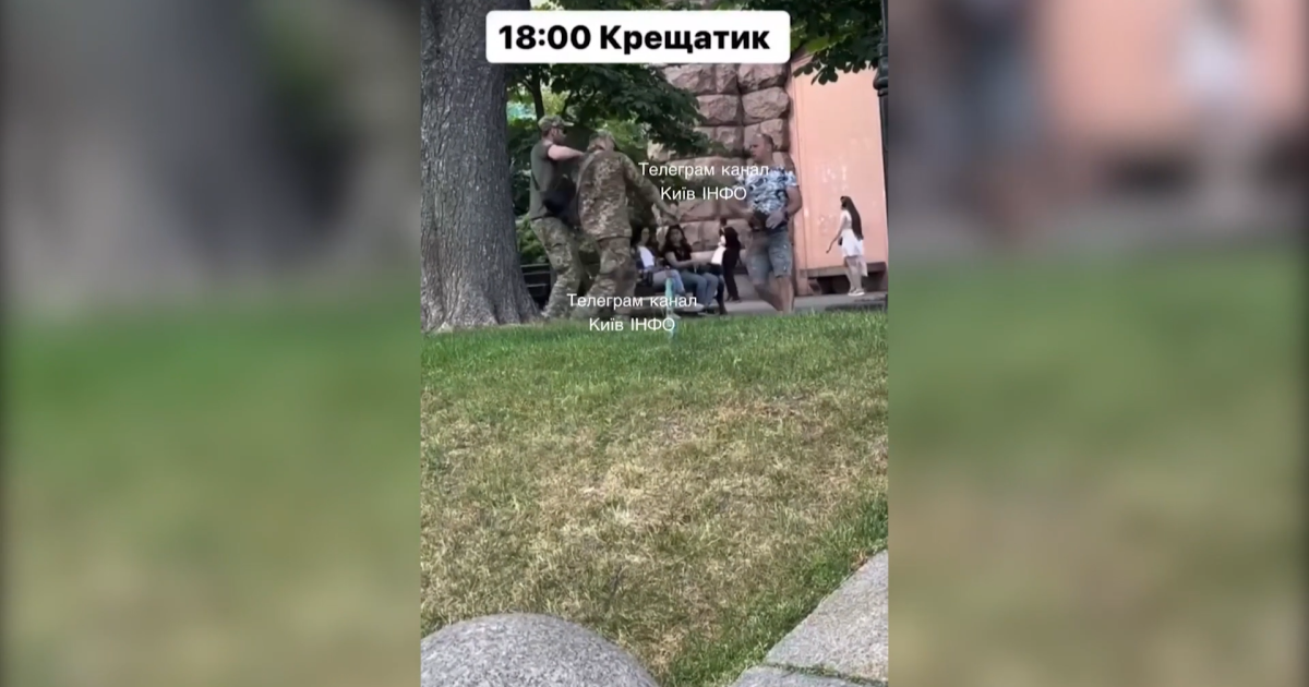 В Киеве на Крещатике произошла стычка гражданского с работниками ТЦК