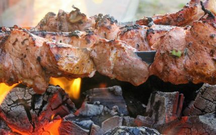 Свинячий шашлик: яке м'ясо обрати та як найкраще замаринувати