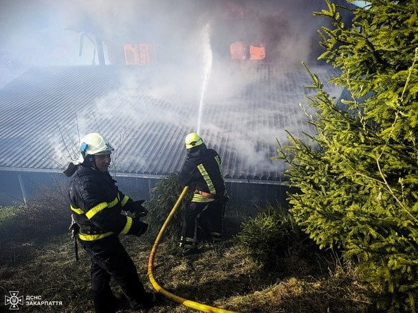 На Закарпатті спалахнула масштабна пожежа в готелі / © ДСНС України