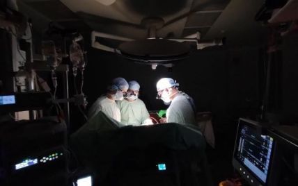 Мир должен это видеть: врач показал, как хирурги во Львове в полумраке делают операцию на сердце