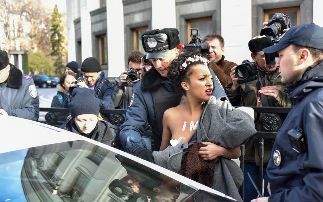 Під парламентом затримали дівчат з Femen / © facebook.com/Богдан Бортаков