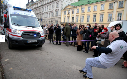 Во Львове врач-силач зубами протянул машину скорой с 10 детьми в салоне: фото