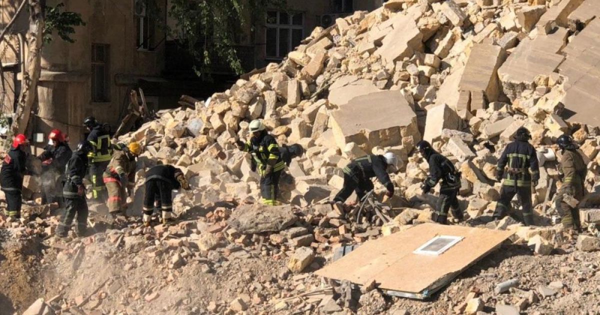 В Одесі обвалився житловий будинок: декілька квартир під завалами, заблоковано рух тролейбусу