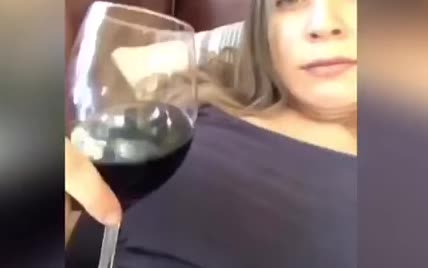 Что-то пошло не так: юзер облилась вином во время неудачного испытания фильтра в Instagram