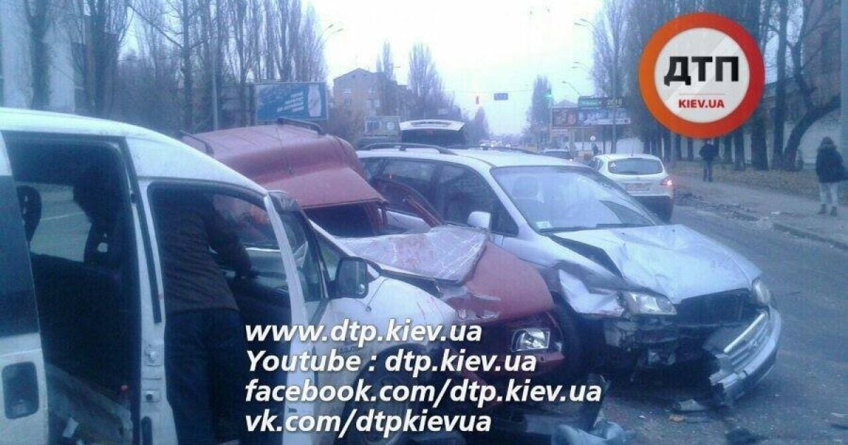 Винуватець-втікач й величезний затор. ЗМІ оприлюднили подробиці масштабної аварії в Києві