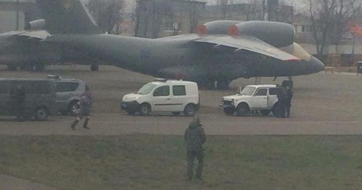 На борту самолета "Дубай-Киев" пьяный пассажир угрожает "взрывчаткой"