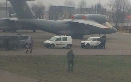 На борту самолета "Дубай-Киев" пьяный пассажир угрожает "взрывчаткой"