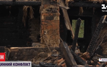 Из-за ссоры в семье житомирцев произошел пожар: мать получила тяжелые ожоги, а дом выгорел