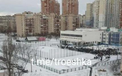 "Заминировали" сразу 46 школ: в Киеве снова ищут взрывчатку (фото)