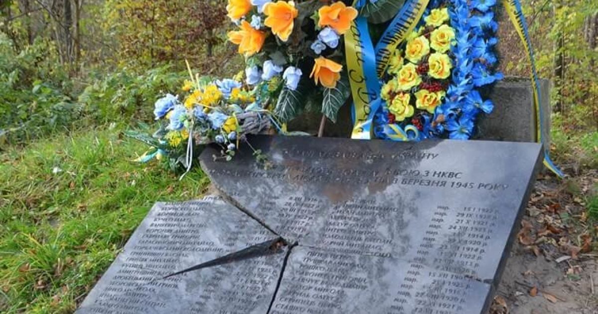 "Загинули в боротьбі за Україну". У Польщі вандали спаплюжили меморіальну дошку загиблих воїнів
