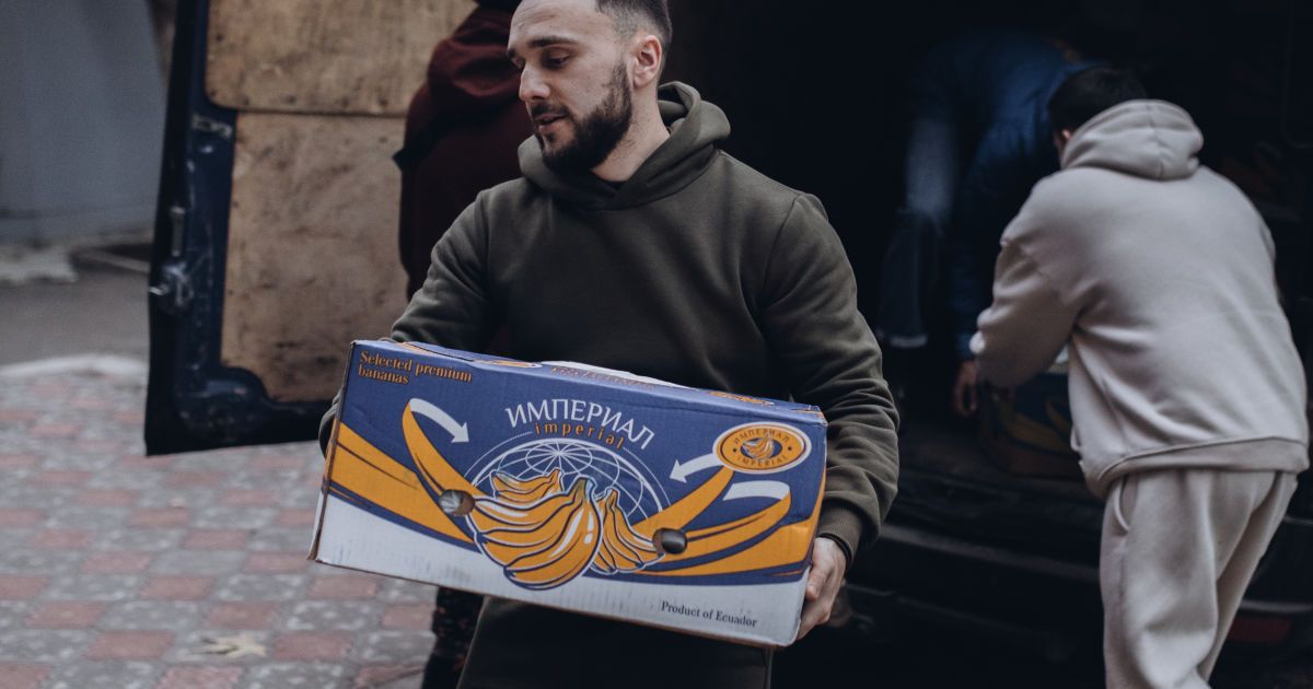 Відомий блогер Олександр Заліско передав гуманітарну допомогу мешканцям Херсона