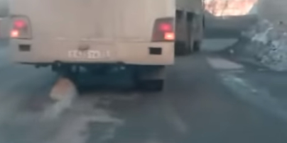 В России сняли, как автобус ехал с бревном вместо колеса