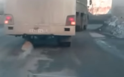 В России сняли, как автобус ехал с бревном вместо колеса