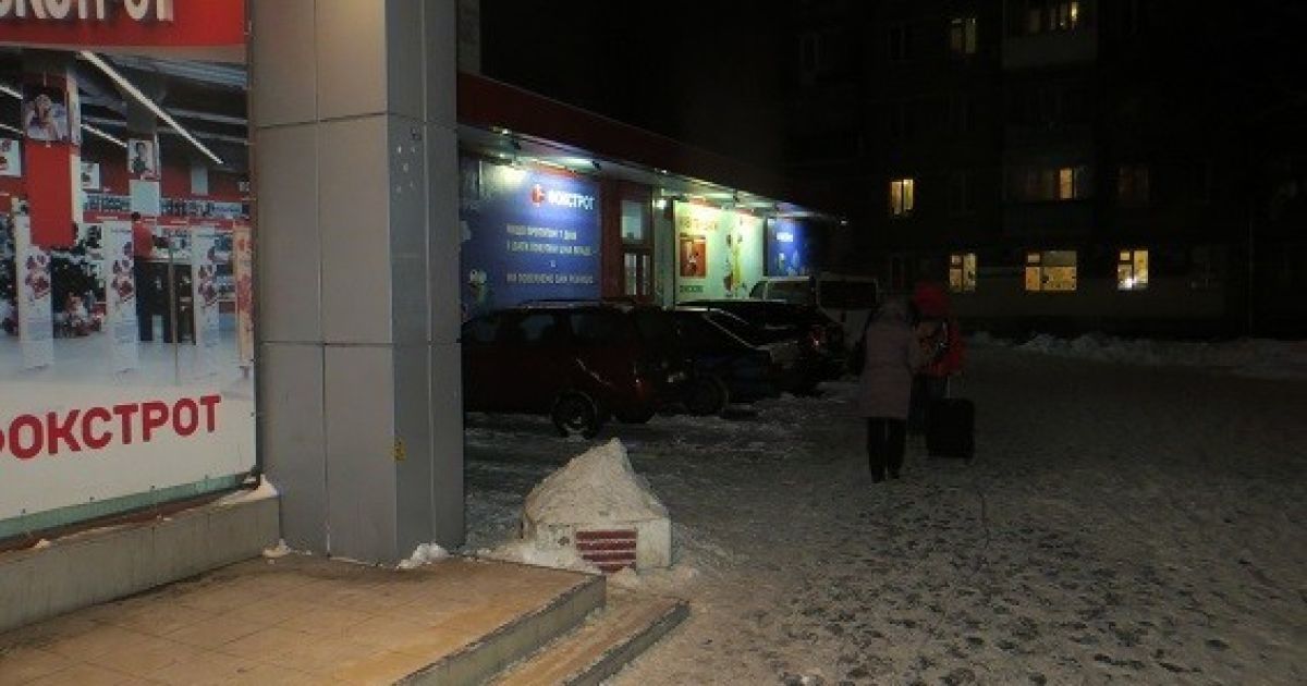 У Києві біля обмінника чоловіка порізали ножем та вкрали сумку з грошима