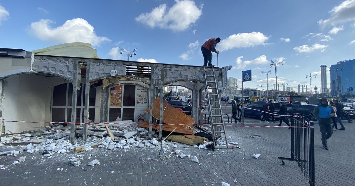У Києві на вокзалі демонтують МАФи