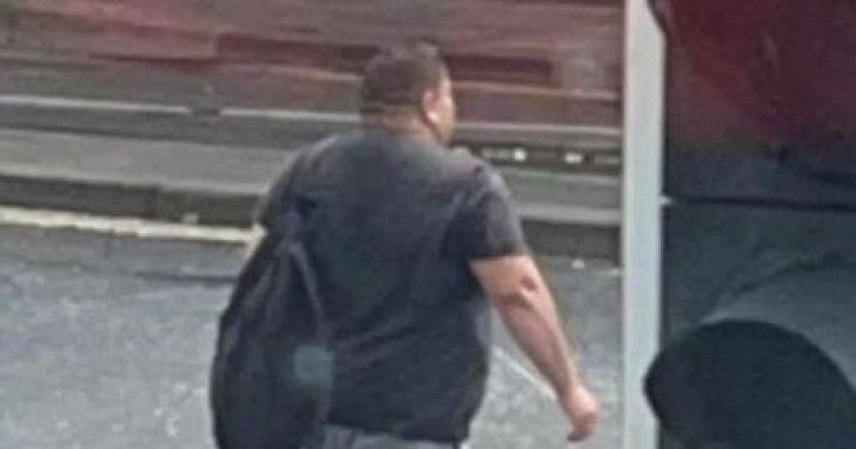 Чоловік гуляє з бананом / Фото: CasualUK/Reddit