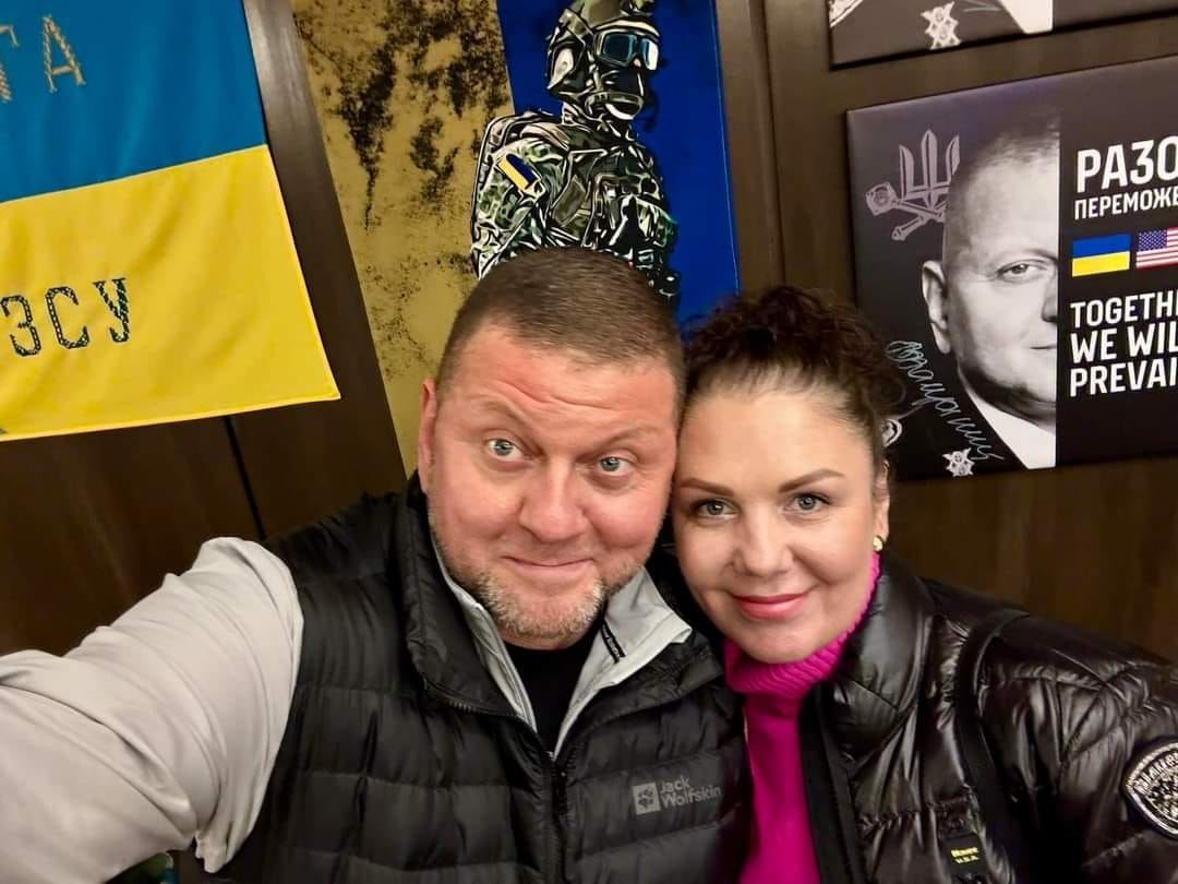 Головнокомандувач Збройних сил України, генерал Валерій Залужний зробив свіже фото, на якому зображений разом з дружиною Оленою.