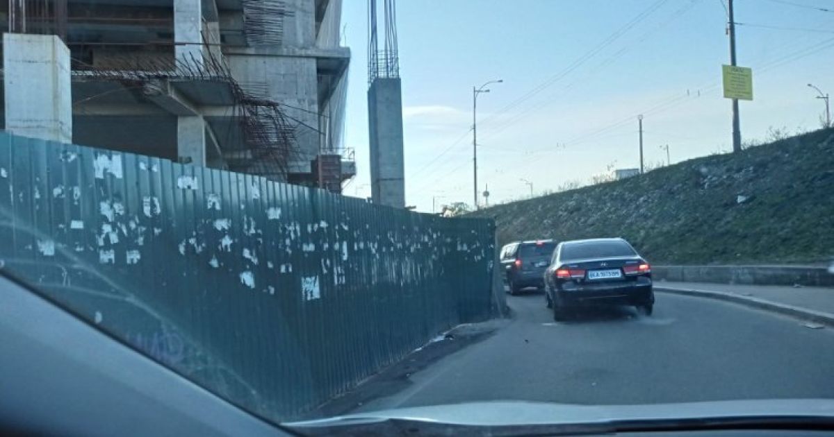 ТРЦ Апрель збудував нові опори на дорозі / © Facebook/Київ Інформ