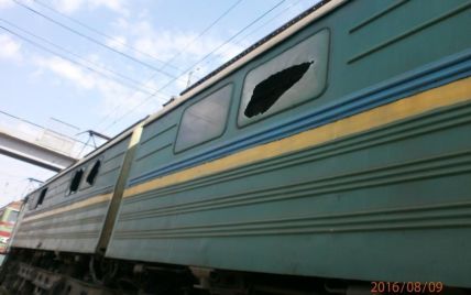 Бойовики в зоні АТО обстріляли локомотиви вантажного потяга