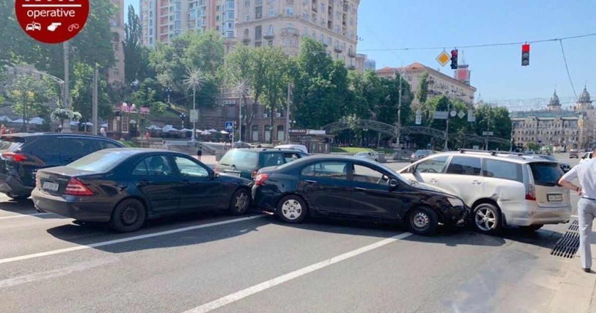 З'явилося відео масштабної ранкової ДТП на Хрещатику