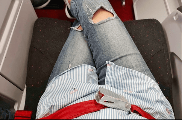 Схрещені ноги в літаку / © Daily Mail