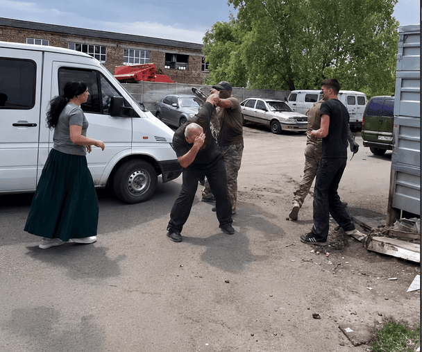 Газові балончики і штурм буса: як жителі Черкащини відбивали чоловіків від ТЦК (відео)