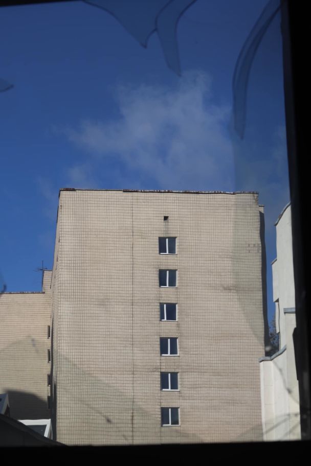 В Киеве повреждены корпус и общежитие КНУ. Фото: Учебно-научный институт международных отношений.