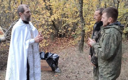 Символічні атрибути: священник хрестив окупантів за допомогою мішків для тіл загиблих (фото)