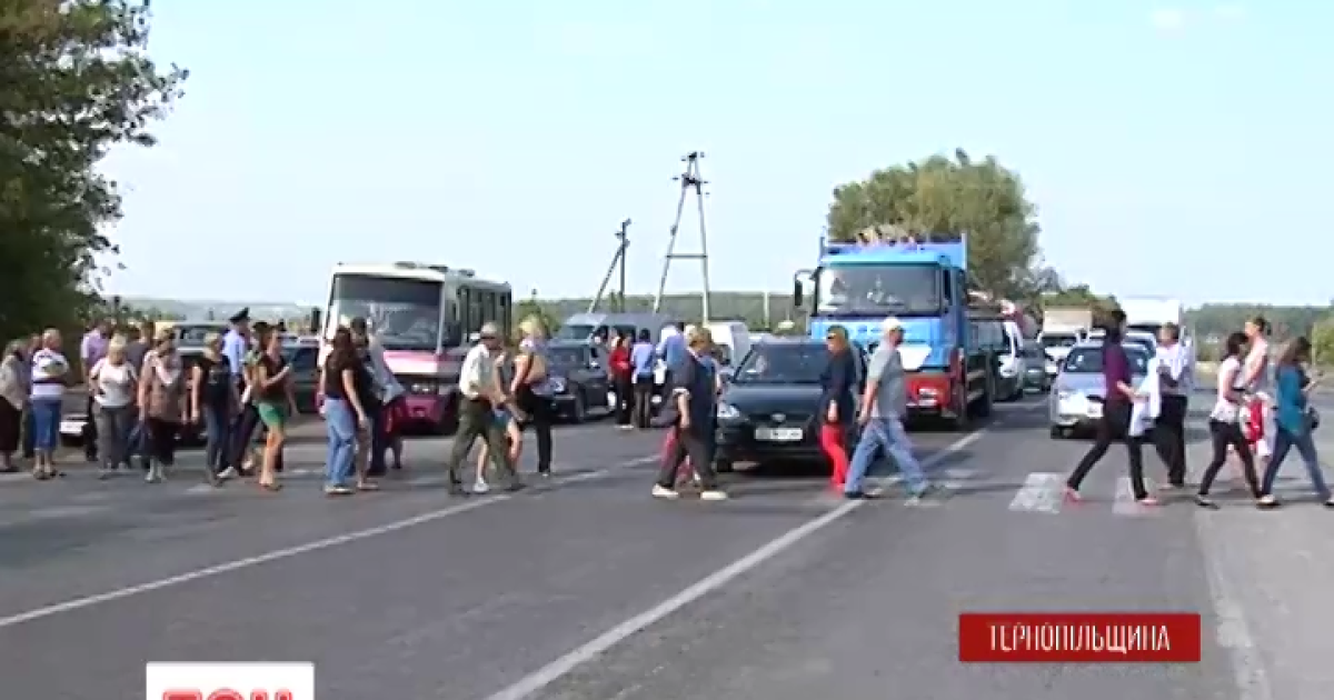На Тернопольщине возмущенные крестьяне перекрыли дорогу