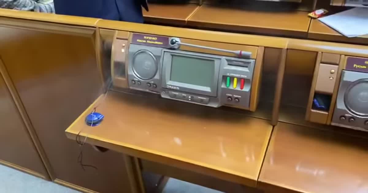 У Верховній Раді пожежа: депутатський пульт спалахнув просто під час голосування