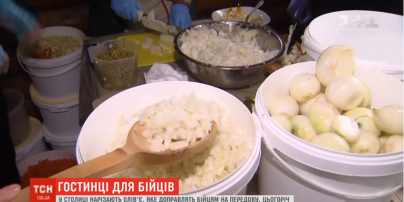 Новогодний салат для воинов. Киевляне готовят четыре тонны оливье для бойцов на передовой