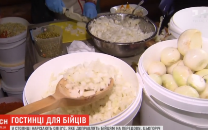 Новогодний салат для воинов. Киевляне готовят четыре тонны оливье для бойцов на передовой