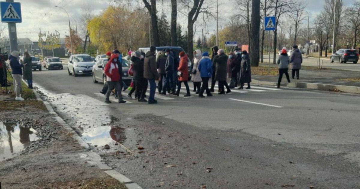 В Киеве четверо женщин перекрыли переход в районе Севастопольской площади: что произошло (видео)