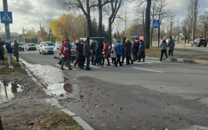 У Києві четверо жінок перекрили перехід в районі Севастопольської площі: що сталося (відео)