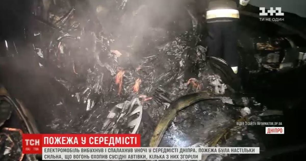 В центре Днепра из-за возгорания электрокара пострадали и соседние авто