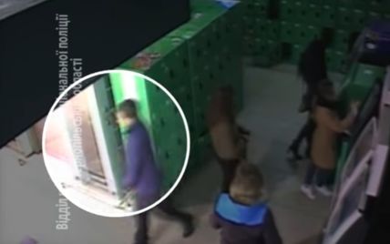 В Тернополе камеры зафиксировали кражу почти полмиллиона гривен из банкомата в торговом центре