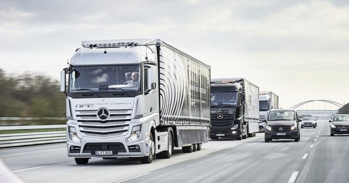 Немцы вывели на тесты колонну беспилотных грузовиков Mercedes-Benz (Видео)