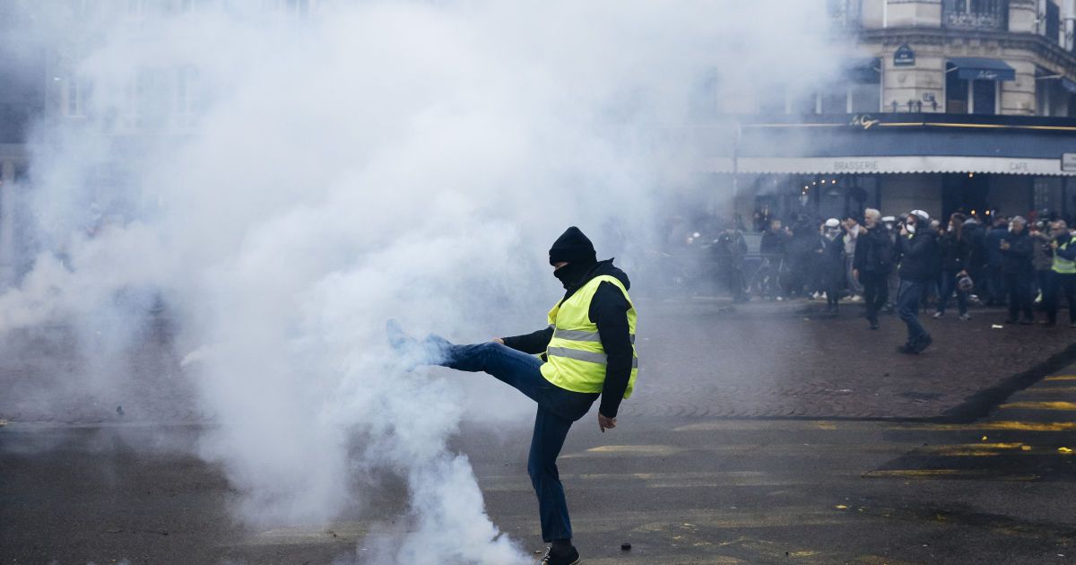 Годовщина акций "желтых жилетов" в Париже: полиция гасила митингующих газом и арестовывала