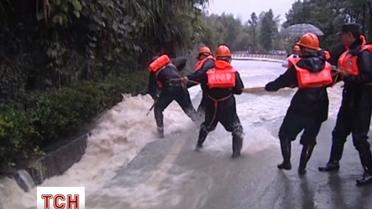 Разбитые дороги, обесточены села, затоплены дома - последствия тайфуна "Мэгги" в Китае