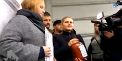 В Москве принесли на выставку героев АТО "Кровь детей Донбасса"